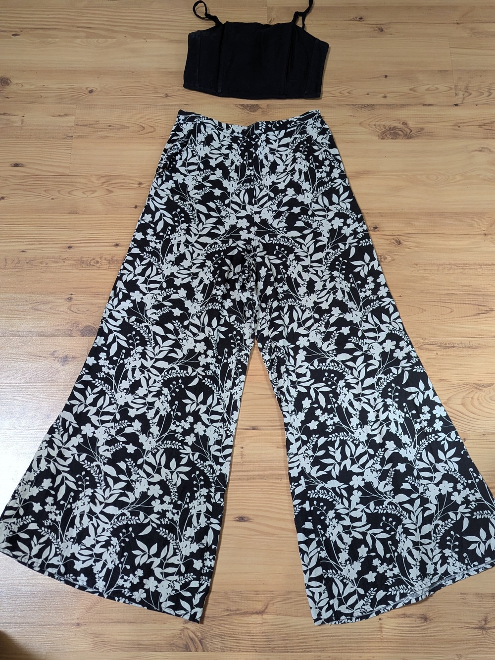Midnight Sky Wide Leg Floral Print Pants and Crop Top Set - Size Small